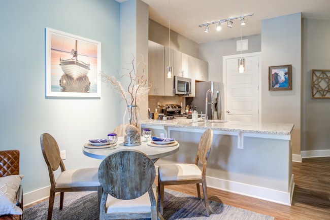 1BR, 1BA - 865 SF
