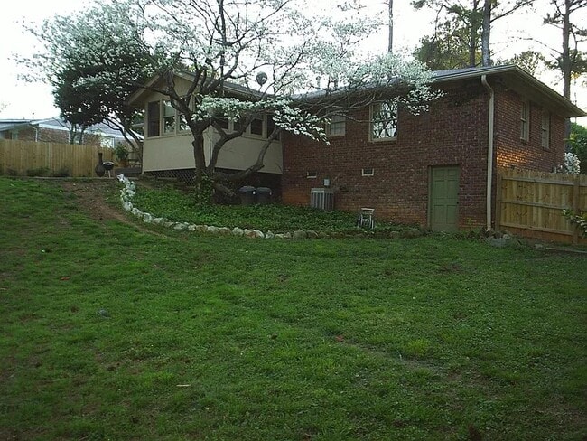 Enorme patio trasero cercado con privacidad - 2725 Carolyn Dr SE