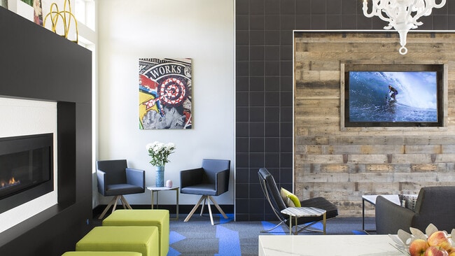 Comunidad de apartamentos ResidentLounge en la estación Griffis Belleview en Denver, Colorado.