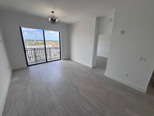 Building Photo - 511 Lucerne Ave Unit Ph 611