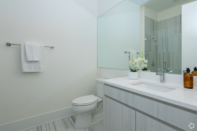 1BR, 1BA - 685SF - 812 West Adams