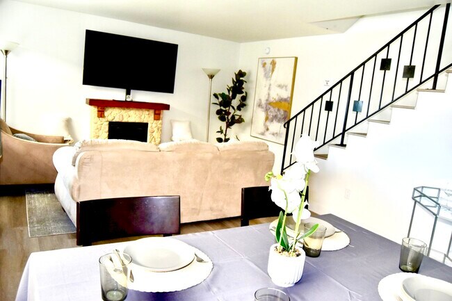 Photo - 417 W Almond St