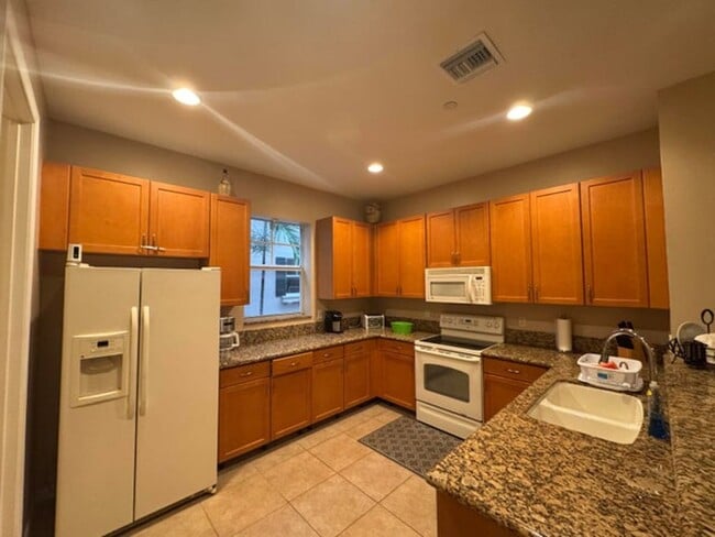 Building Photo - 1033 NE 17th Way