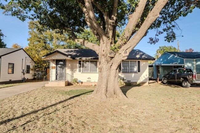 Building Photo - 2920 Featherston Ave