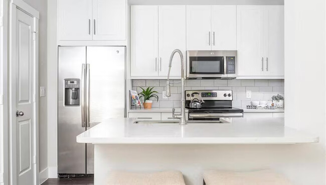 Building Photo - Spacious. Modern. Limited-Time $500 Off. T... Unit SRS Rental