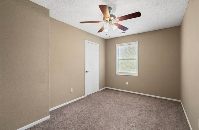 Photo - 122 NE Greystone Dr