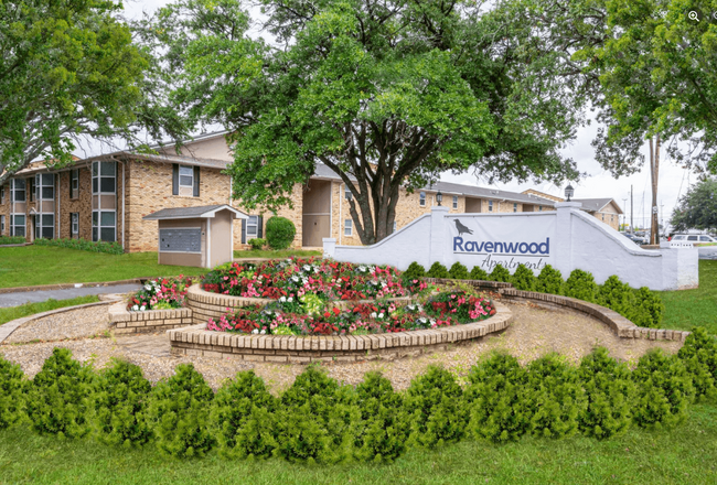 Photo - Ravenwood Apartments