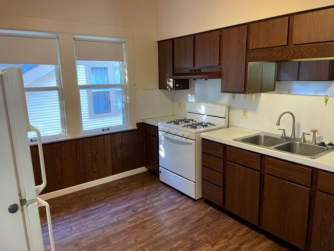 Photo - MOVE-IN SPECIAL! Roomy 2 bedroom apartment on the growing NW Side! An availability that won't last! Unit 1016 Fremont Ave NW 2