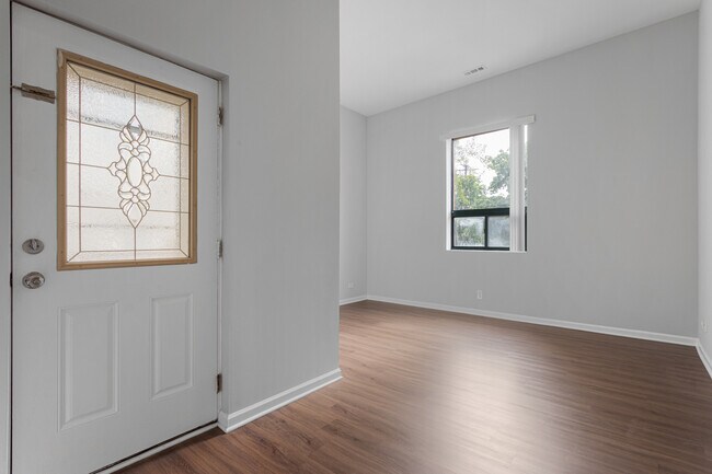 Photo - 2451 W Howard St