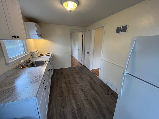 Kitchen - 107 Douglas Ave Unit A