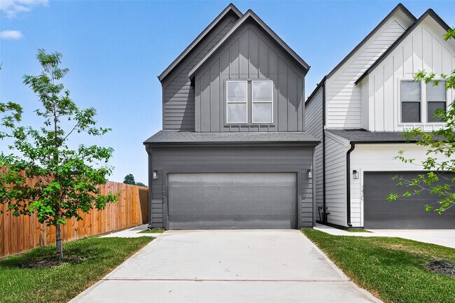 Photo - 7422 Maxroy St