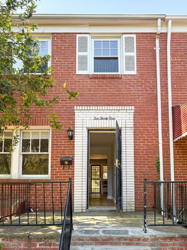 Charming Mid-Century Townhouse in Baltimor... - Charming Mid-Century Townhouse in Baltimor...
