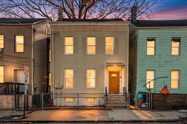 Photo - 202 N 1st St