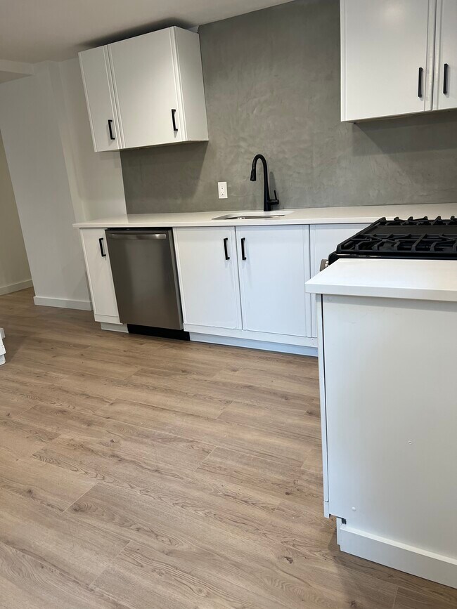 Kitchen - 302 S Orange St Apartments Unit 1
