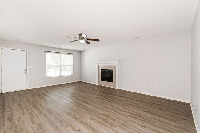 Photo - 301 NW Woodbury Dr