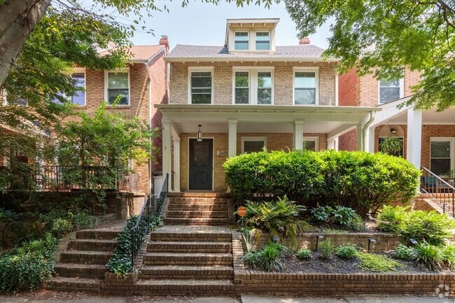 Building Photo - Beautiful Renovated 3 Bedroom 2.5 Bath off... Rental