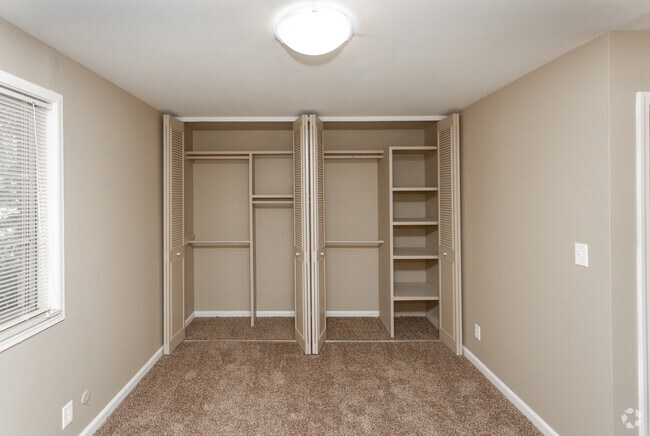 1BR, 1BA - 700 SF