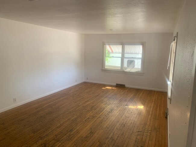 Building Photo - 1330 Elm Ave Unit A