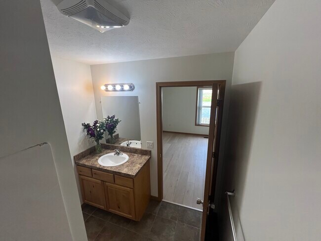 Photo - 44237 136th AVe