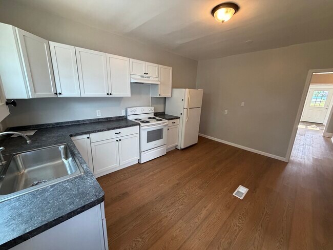 Photo - 13 Garibaldi Ave Unit Lower