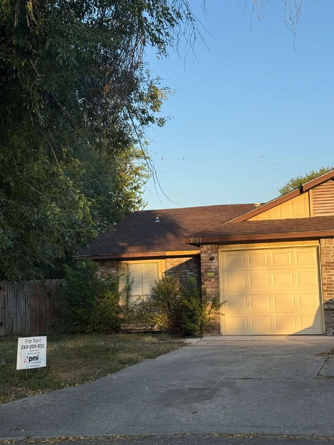 Building Photo - Two Bedroom/Two Bathroom Duplex Between Ki...