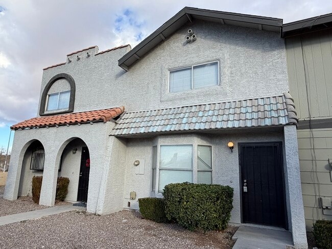 Building Photo - Carry Over Showing: This property has been shown before and will be rented to the first most qual...