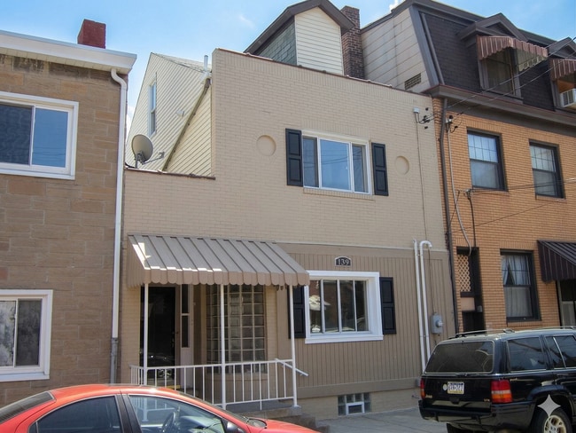 Building Photo - Luxury College Rental - South Side Flats