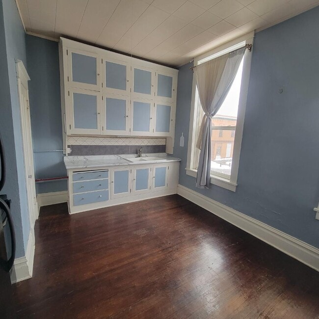 Building Photo - 7 E Main St Rental