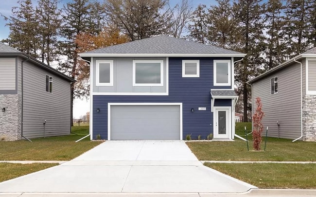 Building Photo - Beautiful single family home With 6 Car At...