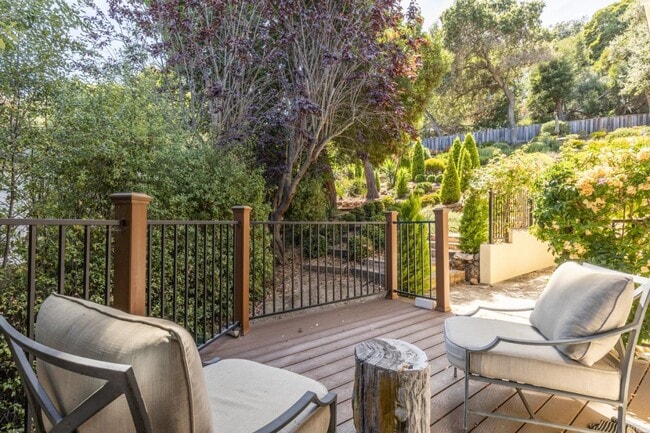 Photo - 977 Continental Dr