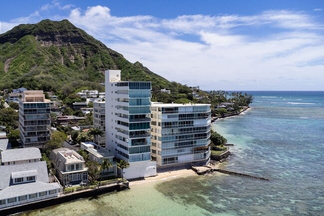 Building Photo - 3065 Kalakaua Ave Unit 8