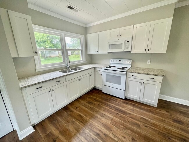 Photo - 403 Shaw St