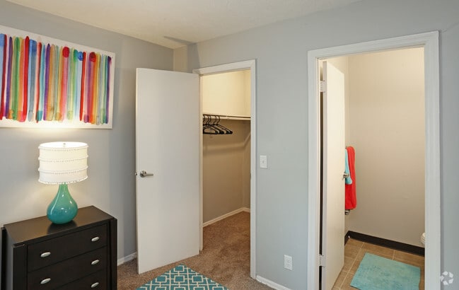 3BR, 1.5BA - 1,200 SF - Clovernook Apartments