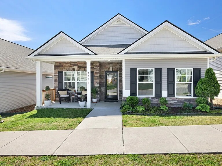 Photo - 2221 Silverton Dr