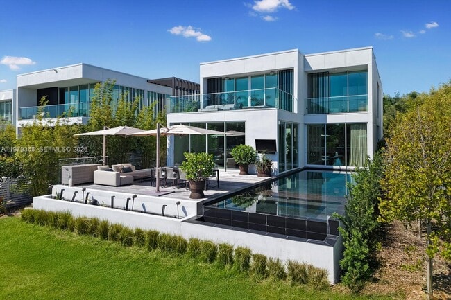 Photo - 1051 W 48th St