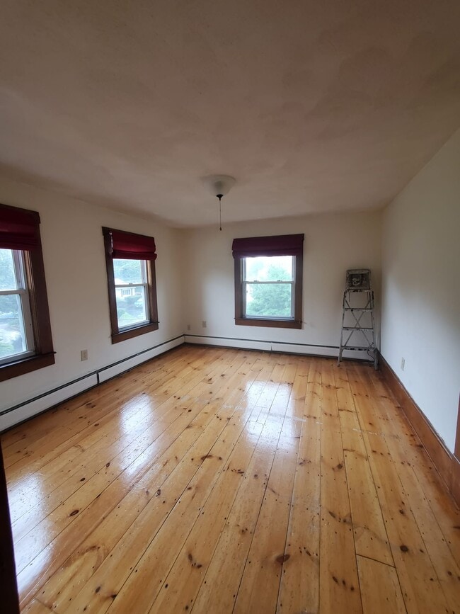 Building Photo - 201 W Meadow Rd Unit 2 Rental