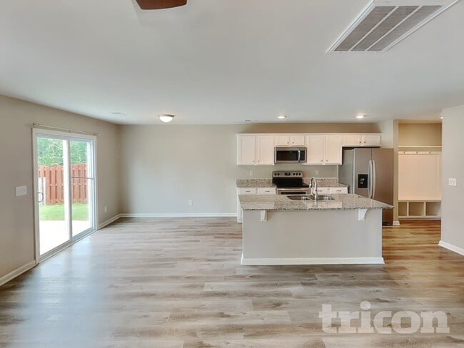 Photo - 725 Vanguard St