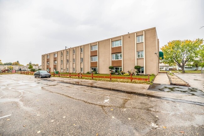 Building Photo - 90 Marlow Crt Unit 21