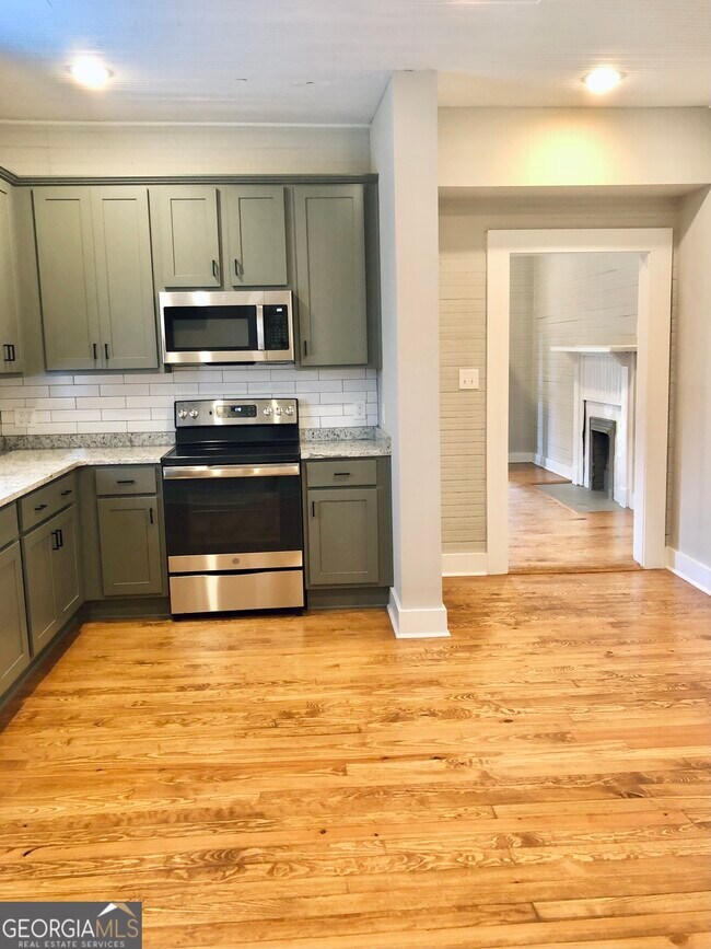 Photo - 702 Radford St