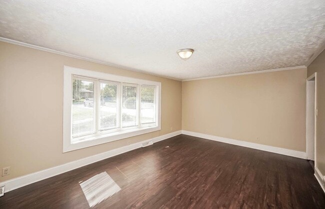 Photo - 208 N Milford Dr