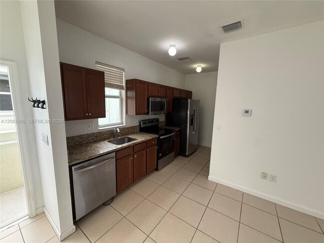 Building Photo - 9465 SW 171st Ct Unit Studio