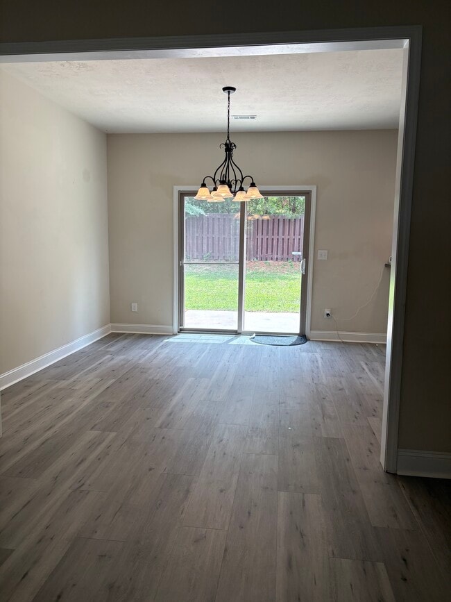 Dining area - 505 Cranberry Cir