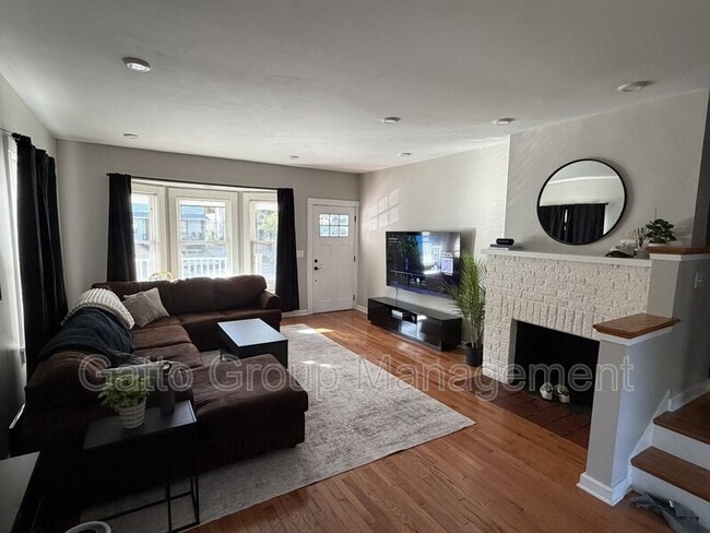 1305 W 106th St