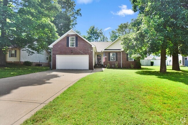 Building Photo - Pet Friendly Three Bedroom with Pool! Rental