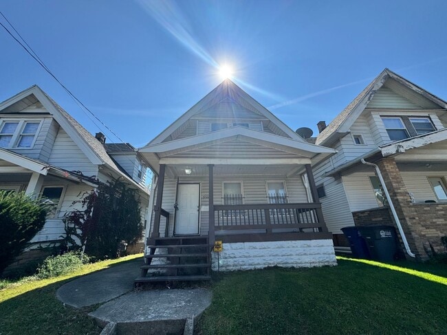 Building Photo - 3 Bedroom House