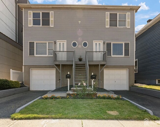 Building Photo - 284 Silzer St