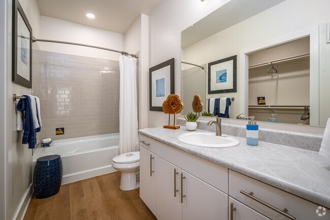 1BR, 1BA - 768SF
