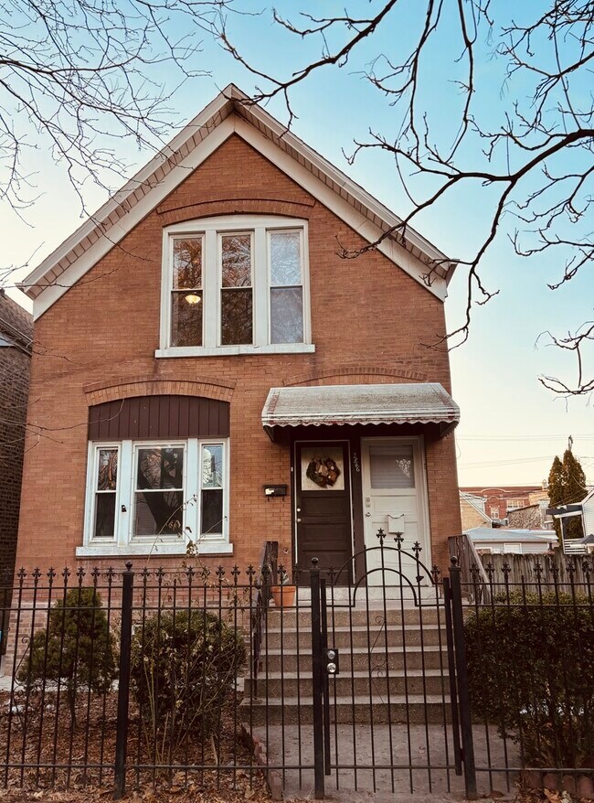 Building Photo - 2846 N Troy St Unit 2