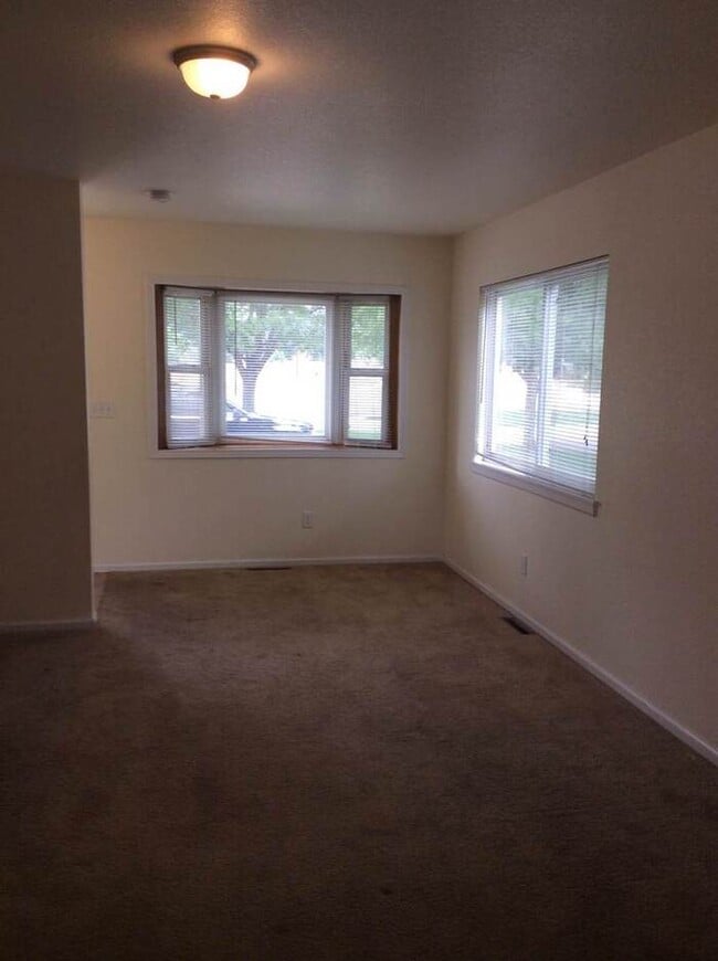 Photo - Spacious 3 Bedroom, 2.5 Bathroom Townhome located in the Eagle Heights Subdivision