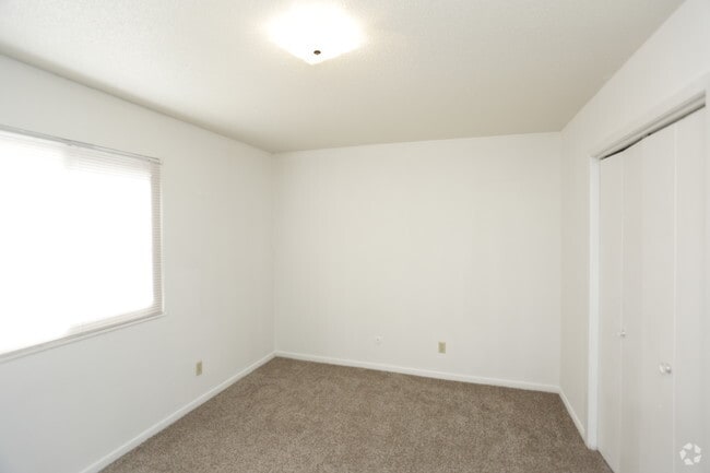 2BR, 1BA - 912 SF